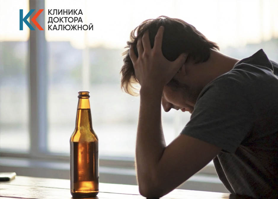 Мужчина держится за голову